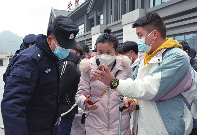 特警坚守在高铁站，筑牢疫情防控网。.jpg