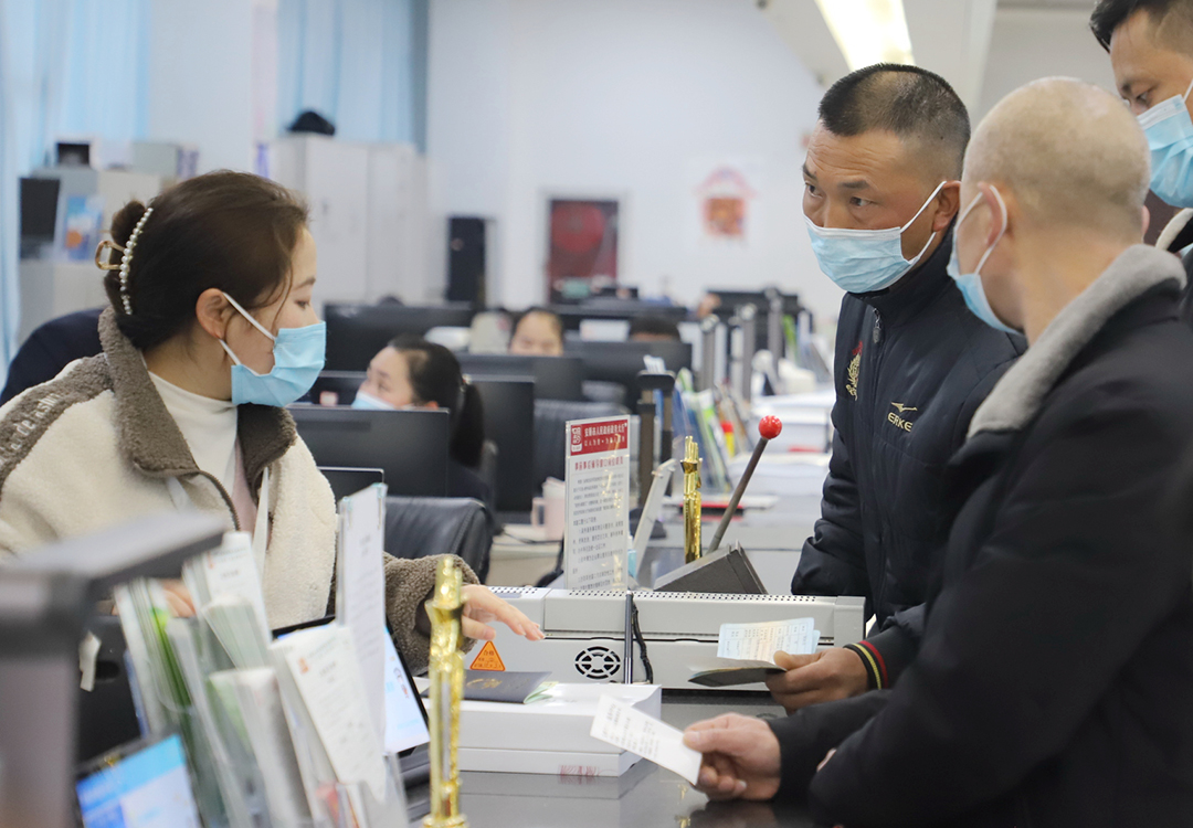 市人民政府政务服务大厅办事的市民1.jpg