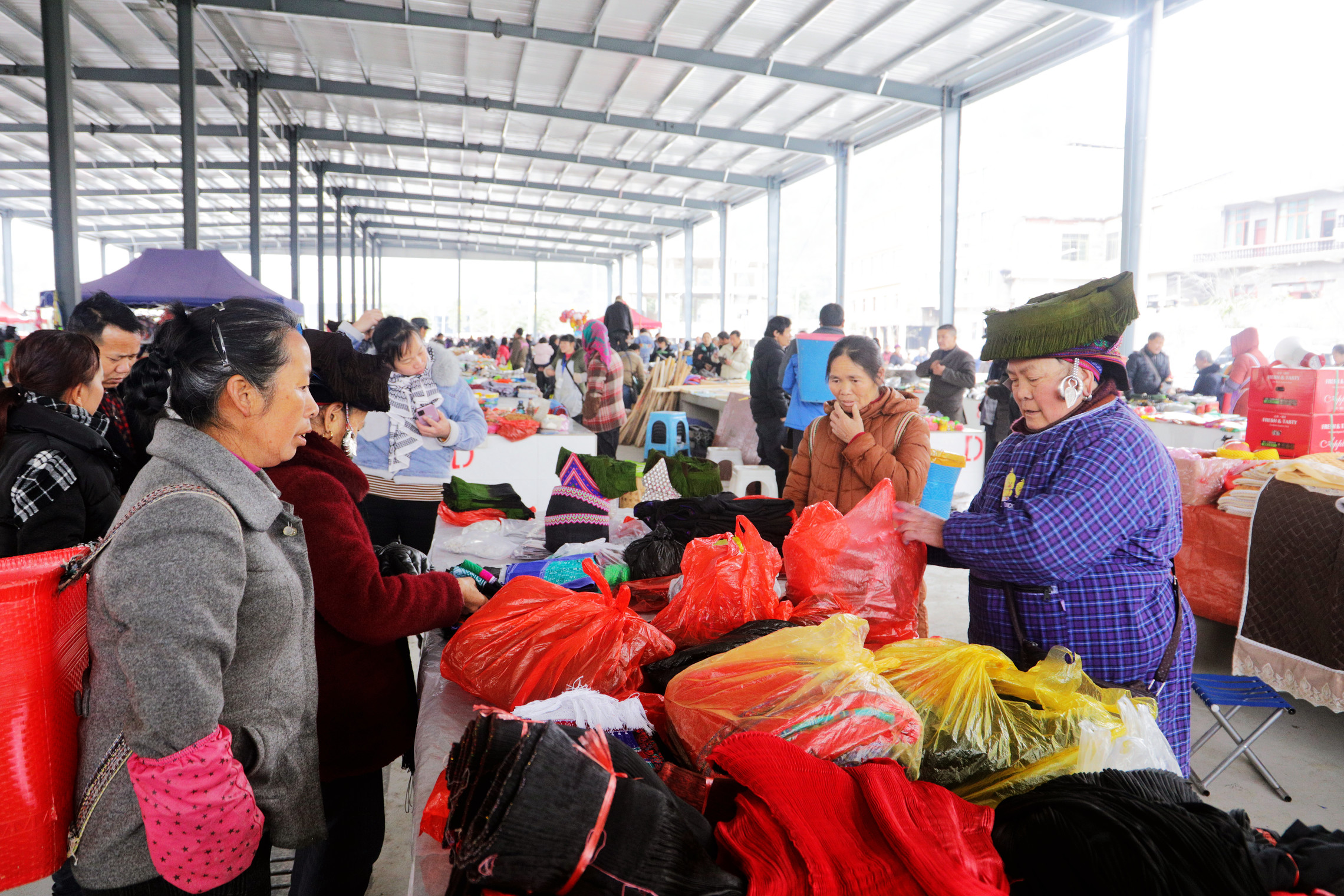 当地群众正在断桥镇农特产品交易中心内采购商品.jpg