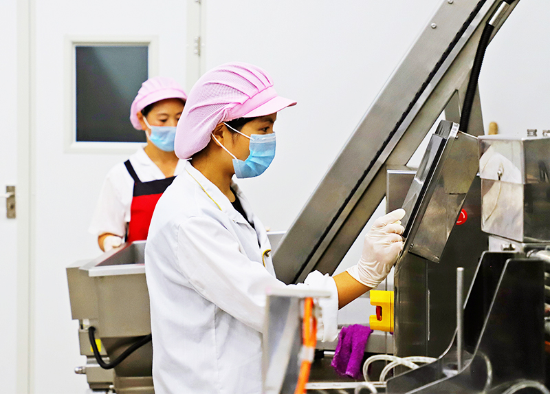 贵州省苗阿爹食品有限公司内，工人正在操作机械.jpg