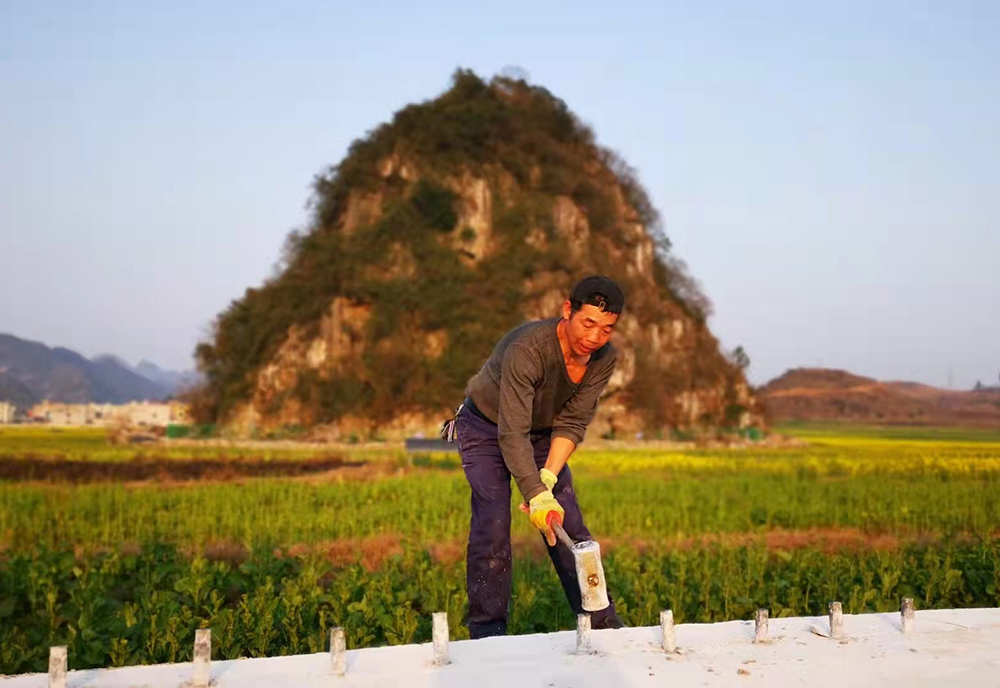 建设工人整加紧赶工期.jpg