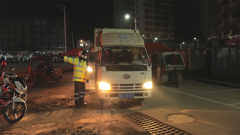 关岭老城区滨河路星期天赶集，交警正在维持交通秩序.png