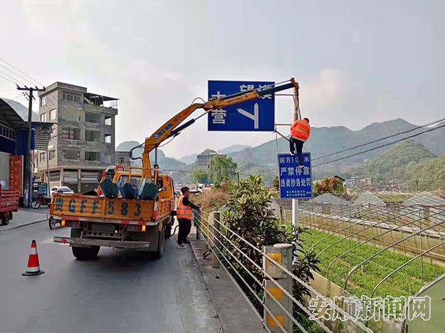 为猴场镇农业产业区路口安装公路指示牌.jpg