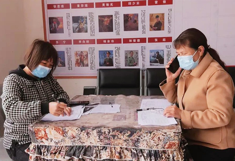 村干部通过电话了解在外就学务工人员情况.jpg