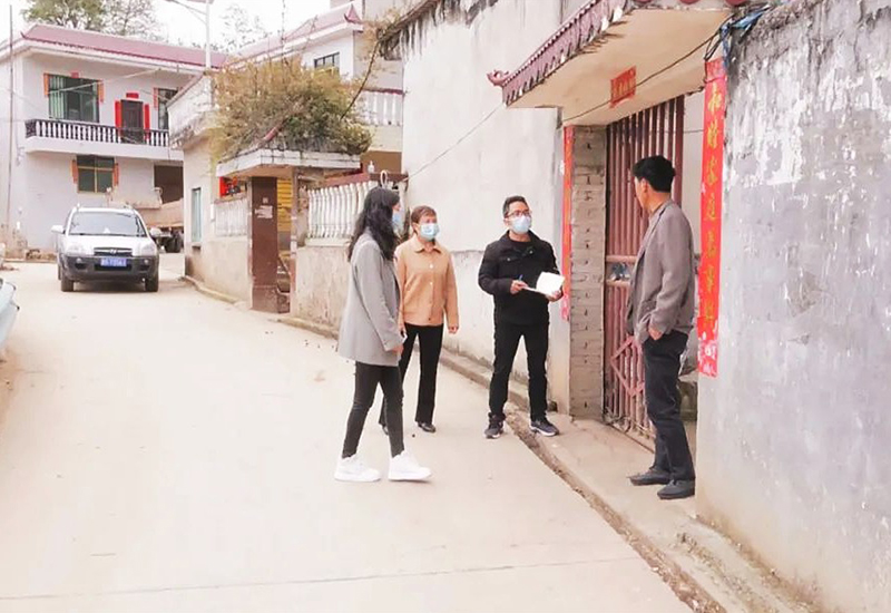 工作人员逐户走访排查.jpg