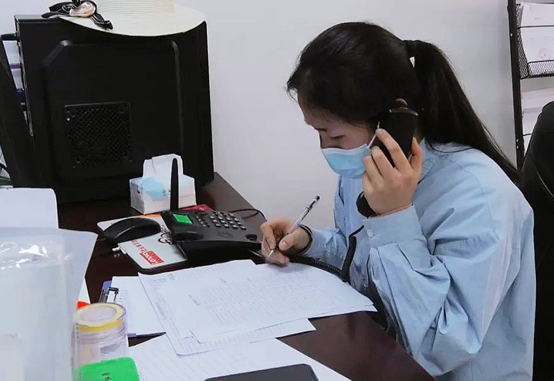 工作人员电话询问在外就学务工人员情况.jpg
