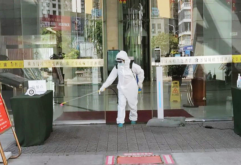 万绿城柏兰廷酒店工作人员正在对酒店公共区域进行消杀.jpg