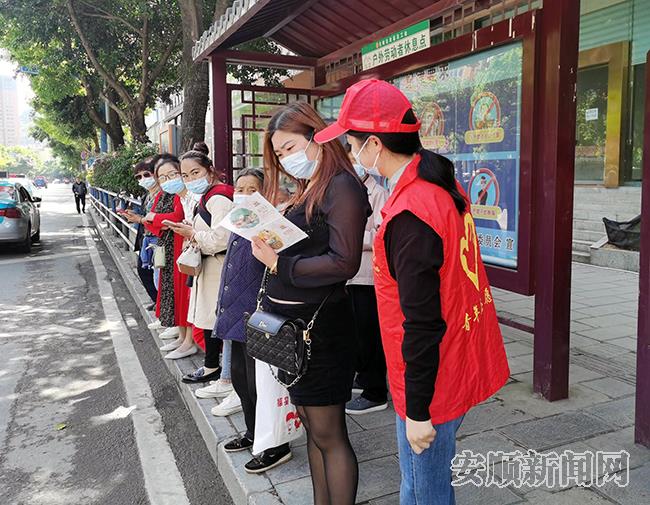 在公交站台发放国家安全宣传手册.jpg