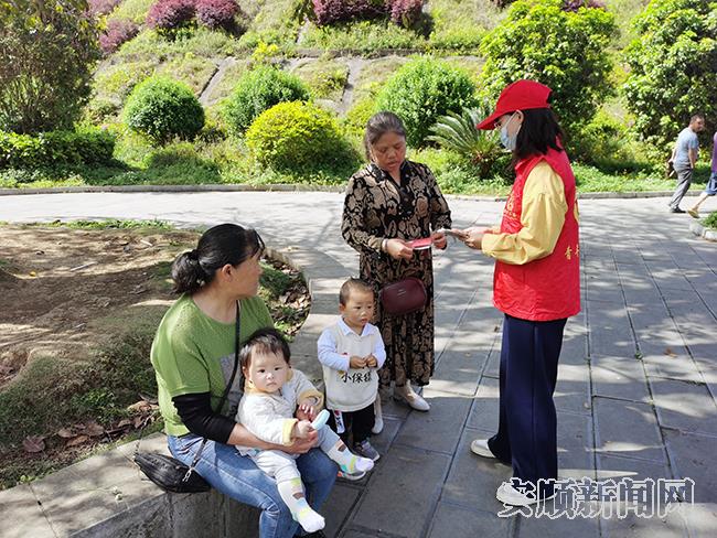 向群众发放国家安全宣传手册.jpg