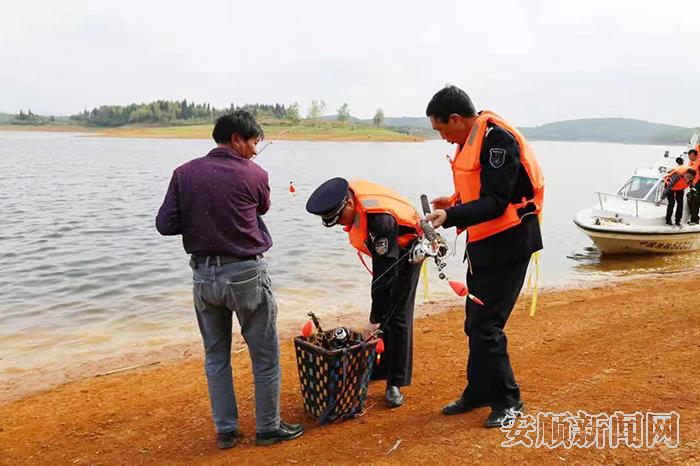 平坝区：多部门联合执法 “水陆空”立体化打击非法捕捞行为.jpg