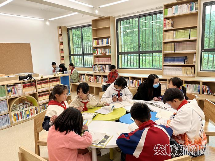紫云县板当镇洛麦小学知行书屋.jpg