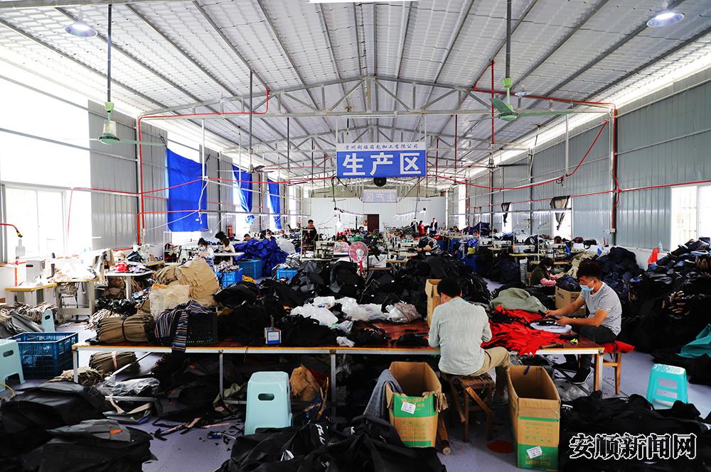 就业车间里，工人们正在加班加点制背包，赶订单。.jpg