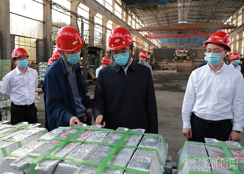 尹恒斌到安顺市铝业有限公司（生产车间）了解企业生产情况.jpg