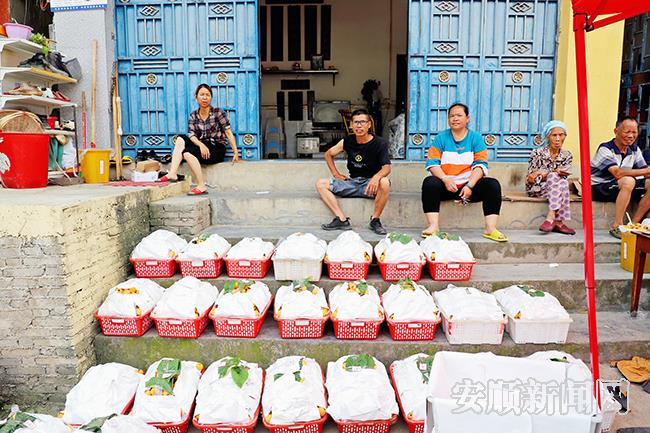 断桥镇断桥村三湾组的果农安金毕，将采摘的枇杷放在自家门口销售.jpg