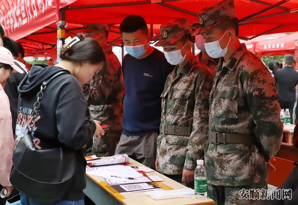 学生咨询征兵入伍条件.jpg