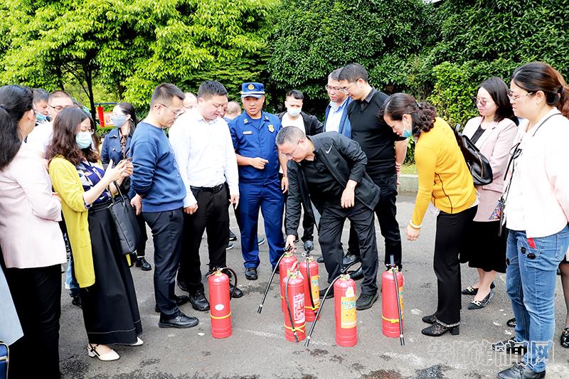 学员现场学习了解灭火器使用方法.JPG