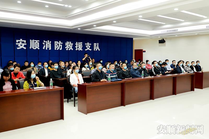 专题培训现场，学员认真听讲 (1).JPG