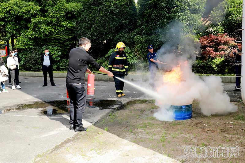 学员现场灭火演练.JPG