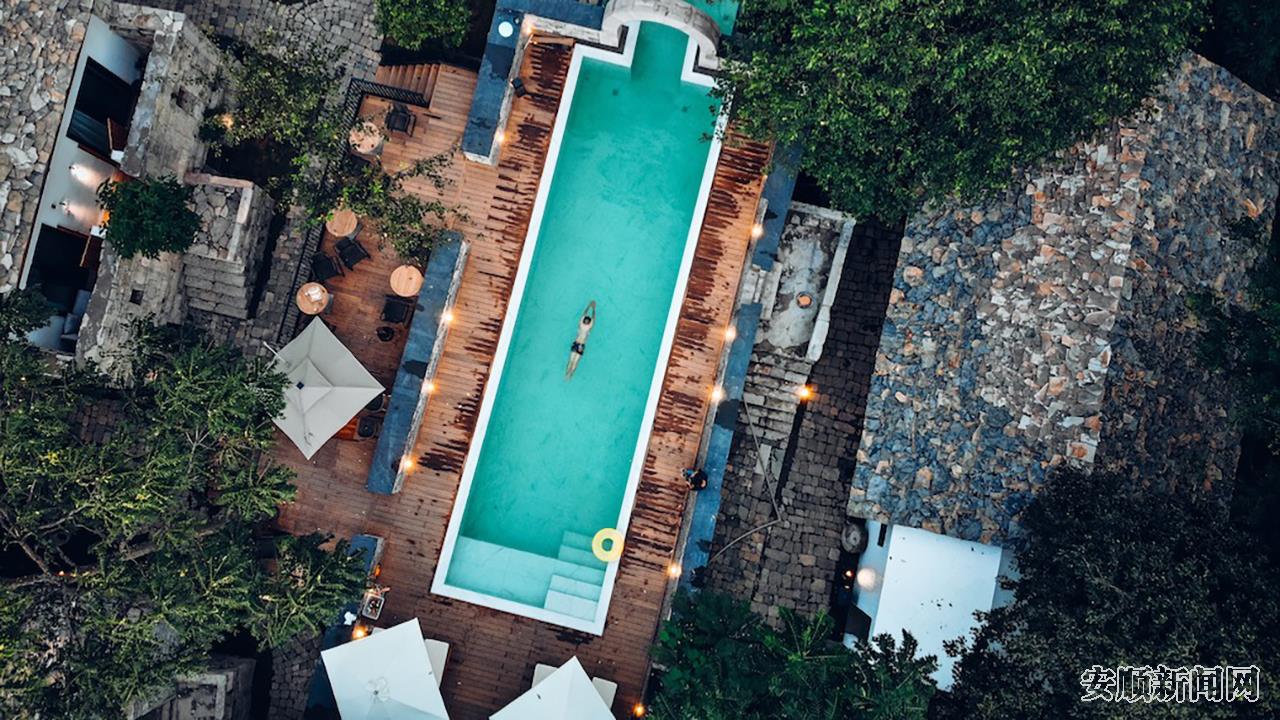 匠庐·村晓民宿泳池，在传承当地屯堡建筑特色和布依文化基础上，结合现代审美建筑元素。.jpg