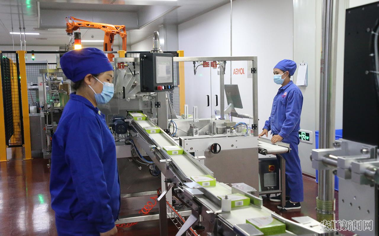 在百灵集团颗粒剂车间，药品有序完成上料、装料、监测、装盒等标准化流程。.jpg