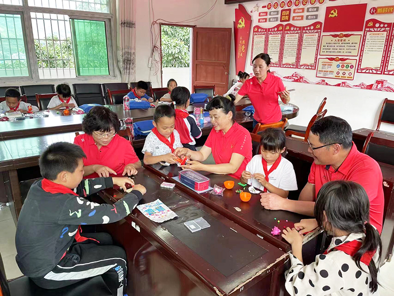 东西部协作广东省广州市越秀区支援队伍到六马镇民族中心小学慰问留守儿童，与孩子们一起拼玩具.jpg