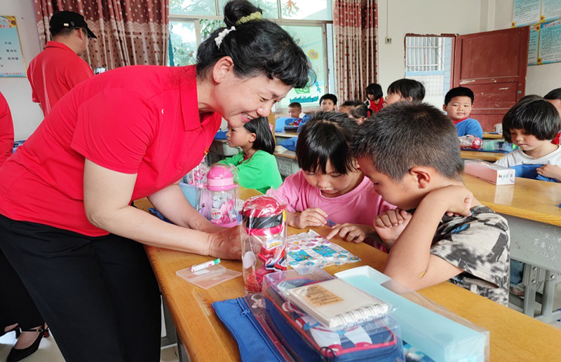 东西部协作广州市越秀区人才正在与留守儿童互动.jpg