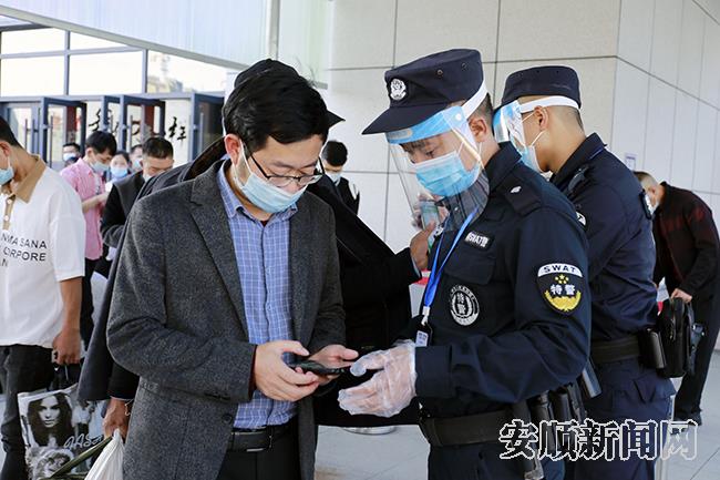 关岭特警在该县高铁站检查下站乘客的“双码”.jpg