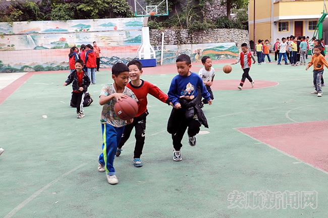 小湾村小学孩子们正在体育课上打篮球.JPG