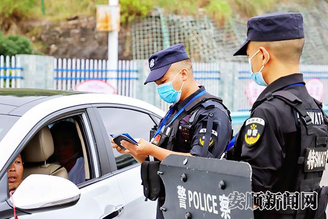 关岭特警在该县高速收费站对车辆进行检查1.jpg