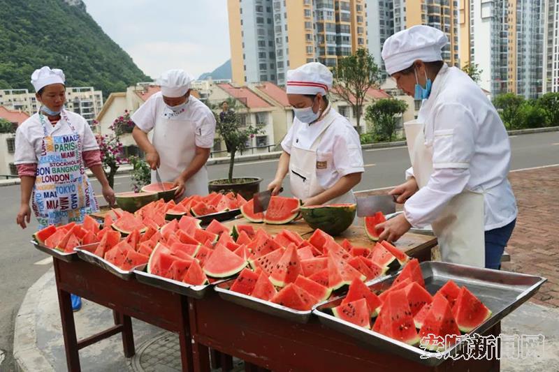 种植户伍光平种植的西瓜销售到关岭辖区各学校.jpg