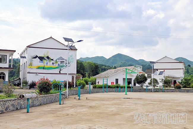 旧州镇茶岭村青瓦白墙的民居错落有致，墙绘映目，绿树作伴.jpg