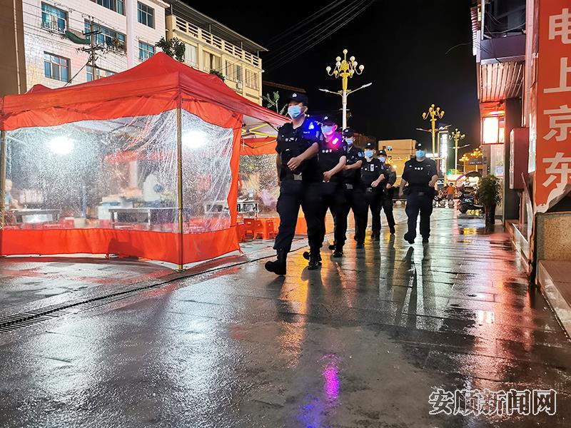 特警街面巡逻.jpg