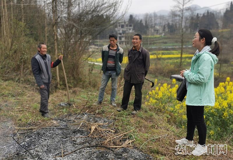 杨金丽带领护林员扑灭焚烧的秸秆，并实地对群众进行护林防火宣传.jpg