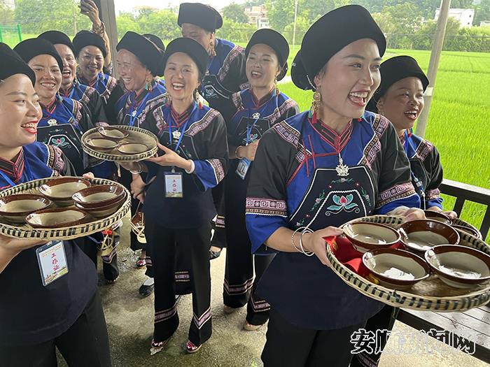 簸箕作盘，大碗喝酒，布依族热情笑迎远方来客.jpg