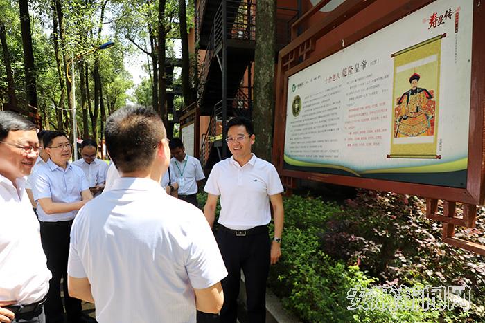 尹恒斌在重庆市中颐养老产业有限责任公司考察.jpg