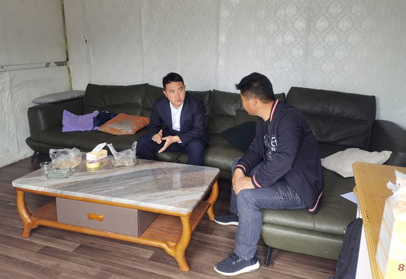 安顺农商银行工作人员走访企业.jpeg