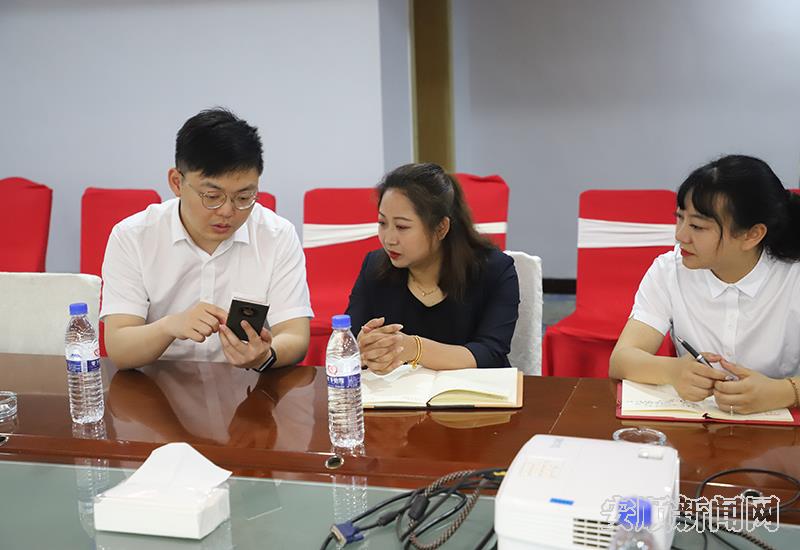 安顺农商银行工作人员向企业讲解金融政策.JPG