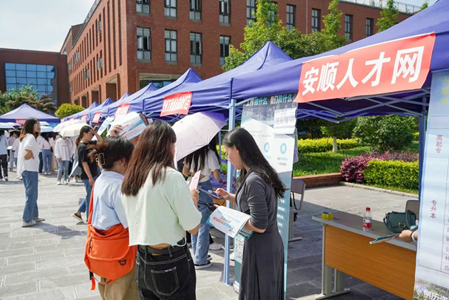贵阳贵安“筑人才·强省会”2022届在黔高校毕业生就业创业行动1.jpg
