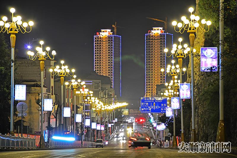 夜幕下的夜郎湖路  骆鹏飞  摄.jpg