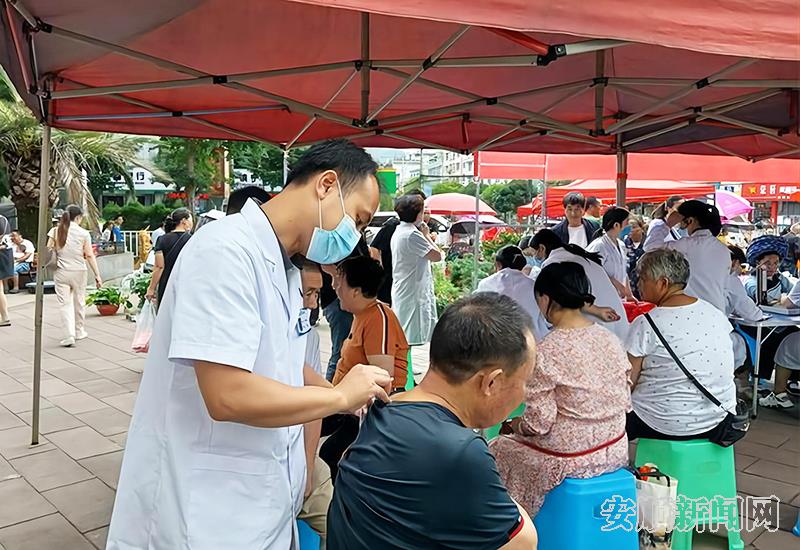 镇宁自治县人民医院联合越秀区医疗协作专家开展健康义诊活动.jpg