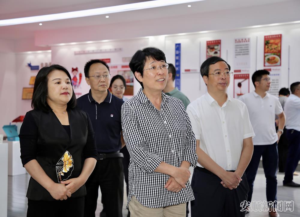 调研组一行在侨资企业贵州南山婆食品加工有限公司调研.jpg