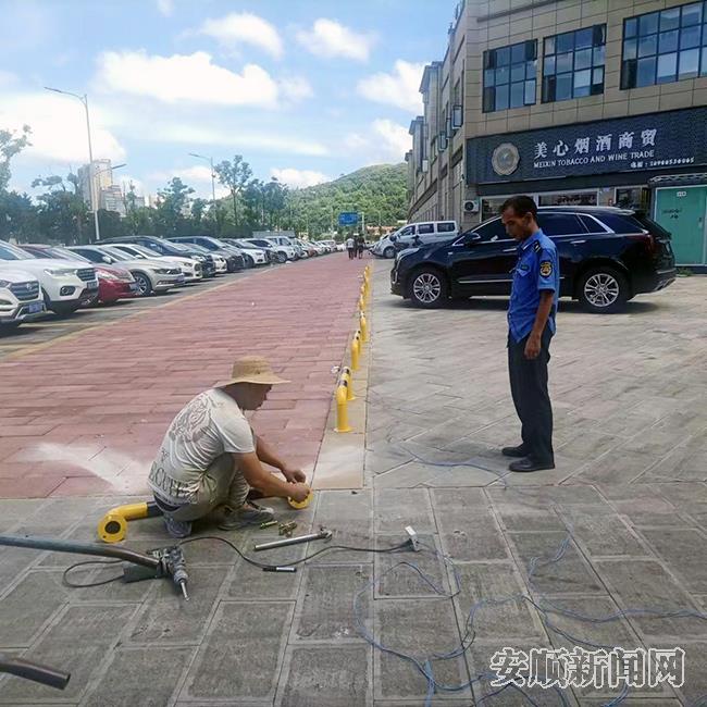 经开区：增设挡车柱 规范车辆停放2.jpg