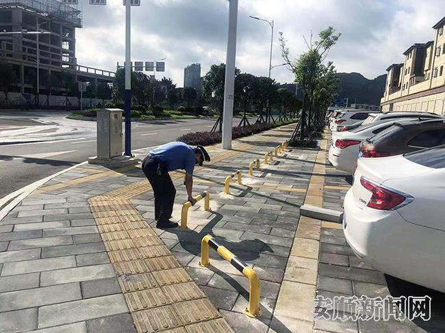 经开区：增设挡车柱 规范车辆停放1.jpg