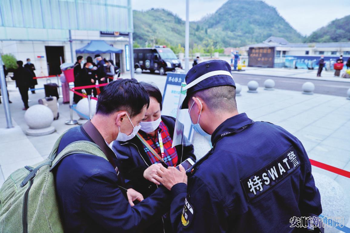 关岭特警在高铁站查看出站乘客行程码 □者 记者 智 高智 .png