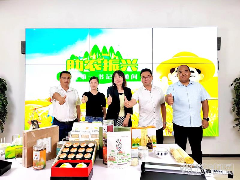 驻村第一书记走进直播间.jpg