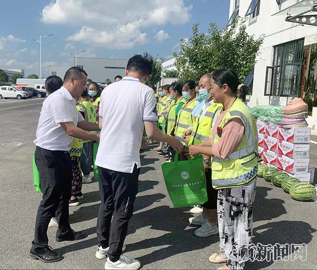 经开区：多举措改善环卫工人作业环境2.jpg