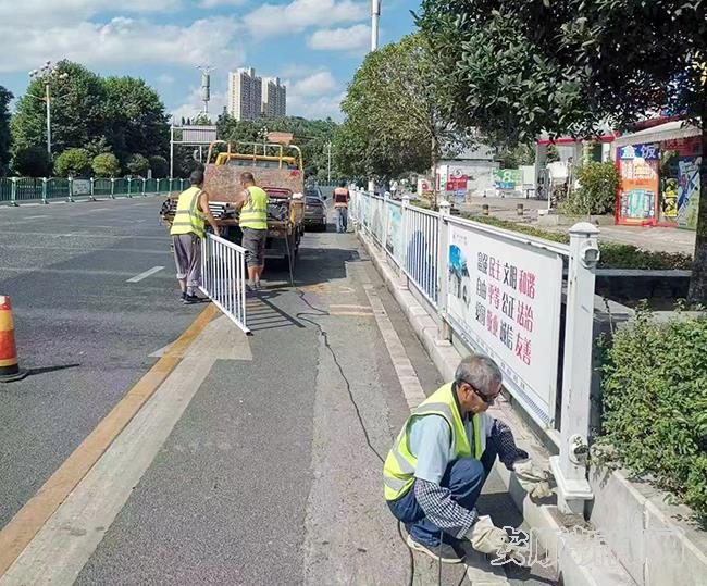 经开区对西航路道路两侧影响市容市貌的人行护栏进行拆除.jpg