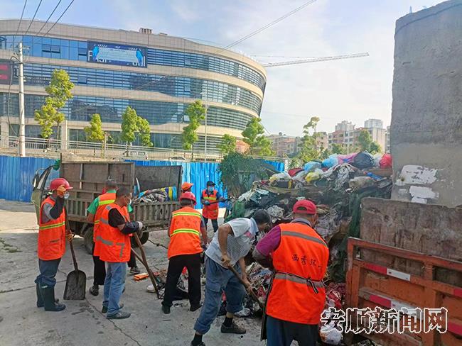 西秀区环卫处东街环卫所整治背街小巷沉积垃圾.jpg