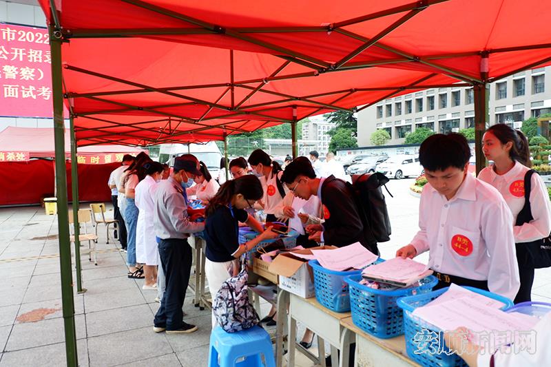 面试完的考生考场门口拿回随身物品.jpg