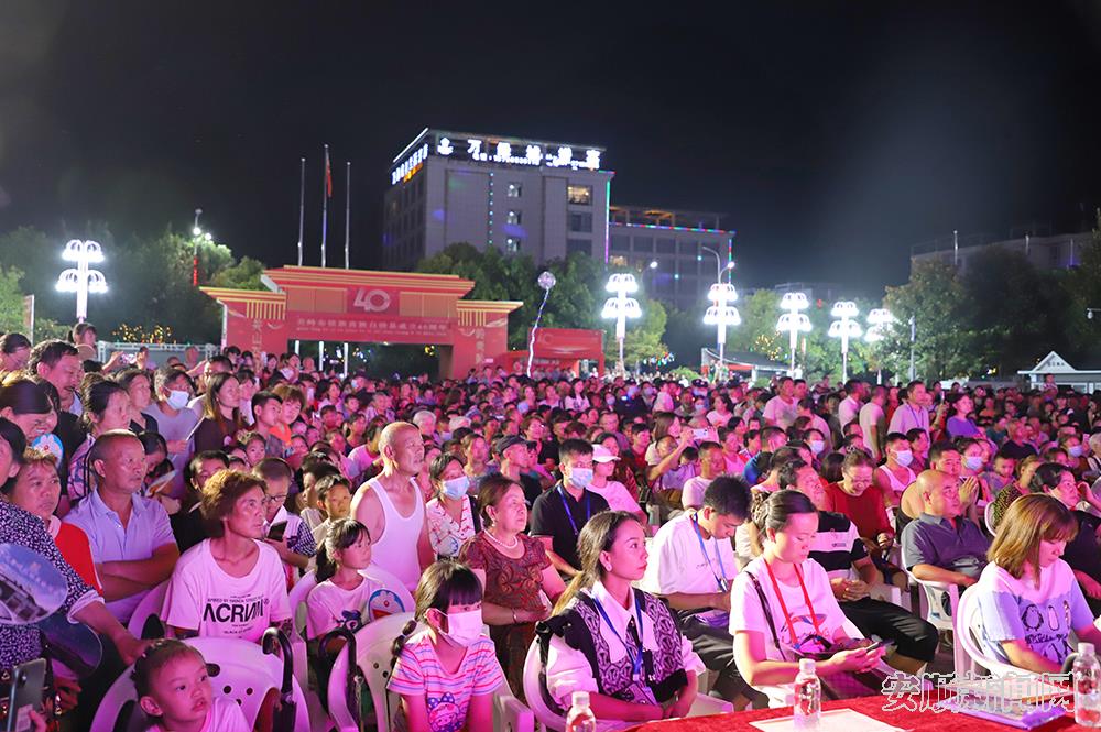 活动现场人头攒动.jpg